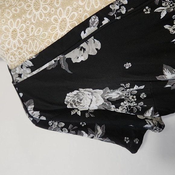 Torrid Black Floral Print Baby Doll Surplice Short Sleeve Women's Top Size 1 - Picture 5 of 15